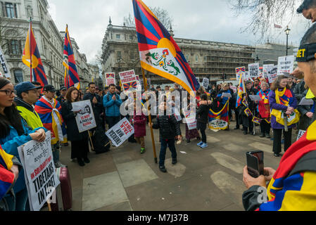 Londra, Regno Unito. Il 10 marzo 2018. Persone che pregano al rally prima dell'annuale Tibet libertà marzo a Londra per commemorare il 59e anniversario della Rivolta Nazionale Tibetana. Diverse centinaia di persone, compresi molti tibetani e i sostenitori di raccogliere a Downing St prima di marciare a una protesta presso l'ambasciata cinese. Prima del mese di marzo a sinistra vi era un minuto di silenzio per coloro che sono morti, compresi da auto-immolazione, e una lunga preghiera tibetano, seguita dal canto del popolo tibetano inno nazionale. Credito: ZUMA Press, Inc./Alamy Live News Foto Stock