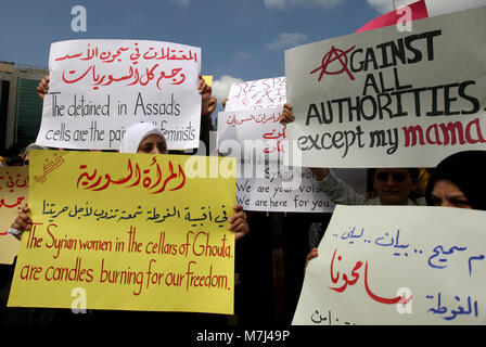 Beirut, Libano. Undicesimo Mar, 2018. Siro le donne ricoprono cartelloni durante il mese di marzo per contrassegnare la Giornata internazionale della donna a Beirut, Libano, 11 marzo 2018. Credito: Marwan Naamani/dpa/Alamy Live News Foto Stock