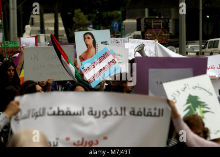 Beirut, Libano. Undicesimo Mar, 2018. La donna libanese tenere cartelloni durante il mese di marzo per contrassegnare la Giornata internazionale della donna a Beirut, Libano, 11 marzo 2018. Credito: Marwan Naamani/dpa/Alamy Live News Foto Stock