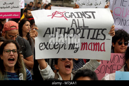 Beirut, Libano. Undicesimo Mar, 2018. La donna libanese tenere cartelli e gridare slogan durante un mese di marzo per contrassegnare la Giornata internazionale della donna a Beirut, Libano, 11 marzo 2018. Credito: Marwan Naamani/dpa/Alamy Live News Foto Stock