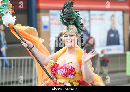 Birmingham's Irish comunità celebra il giorno di San Patrizio con la loro annuale sfilano per le vie della città. Foto Stock