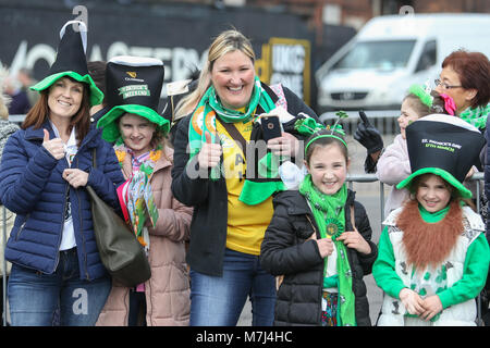 Birmingham's Irish comunità celebra il giorno di San Patrizio con la loro annuale sfilano per le vie della città. Spettatori unitevi al divertimento. Foto Stock