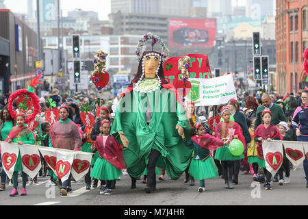 Birmingham's Irish comunità celebra il giorno di San Patrizio con la loro annuale sfilano per le vie della città. Foto Stock