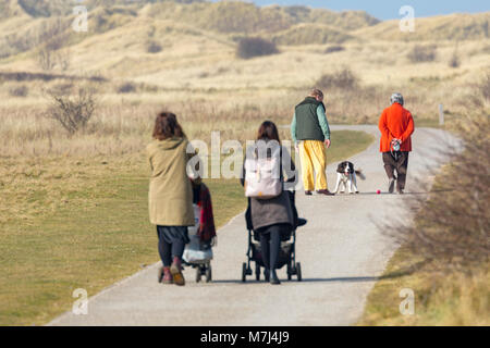 Flintshire, Wales, Regno Unito Regno Unito Meteo: un caldo pomeriggio di sole del tardo sulla costa settentrionale del Galles con le persone che si godono una passeggiata domenica per la festa della mamma a Talacre dalla spiaggia e dalle dune, Flintshire, Galles Foto Stock