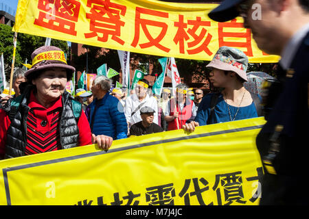 Taipei, Taiwan. Undicesimo Mar, 2018. Gli attivisti Anti-Nuclear visto visualizzare banner durante l annuale protestare contro l' uso dell' energia nucleare in Taiwan.centinaia di manifestanti hanno inscenato una Anti-Nuclear rally di Taiwan alla domanda il governo dell'isola onorare la sua promessa alla fine l'impiego dell'energia atomica per il 2025. Credito: Jose Lopes Amaral SOPA/images/ZUMA filo/Alamy Live News Foto Stock