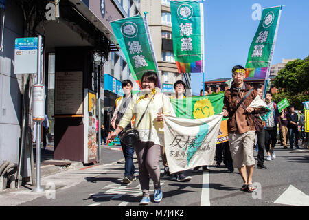 Taipei, Taiwan. Undicesimo Mar, 2018. Gli attivisti Anti-Nuclear prendendo parte annuale sul protestare contro l' uso dell' energia nucleare in Taiwan.centinaia di manifestanti hanno inscenato una Anti-Nuclear rally di Taiwan alla domanda il governo dell'isola onorare la sua promessa alla fine l'impiego dell'energia atomica per il 2025. Credito: Jose Lopes Amaral SOPA/images/ZUMA filo/Alamy Live News Foto Stock