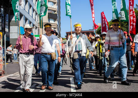 Taipei, Taiwan. Undicesimo Mar, 2018. Gli attivisti Anti-Nuclear prendendo parte annuale sul protestare contro l' uso dell' energia nucleare in Taiwan.centinaia di manifestanti hanno inscenato una Anti-Nuclear rally di Taiwan alla domanda il governo dell'isola onorare la sua promessa alla fine l'impiego dell'energia atomica per il 2025. Credito: Jose Lopes Amaral SOPA/images/ZUMA filo/Alamy Live News Foto Stock