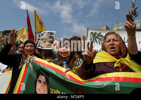 Beirut, Libano. Undicesimo Mar, 2018. Donne curde gridare slogan durante una dimostrazione contro i turchi in corso offensiva militare contro i curdi-held città siriana di Afrin nella parte anteriore delle Nazioni Unite Commissione Economica e Sociale per l'Asia Occidentale (ESCWA) sede a Beirut, Libano, 11 marzo 2018. Credito: Marwan Naamani/dpa/Alamy Live News Foto Stock