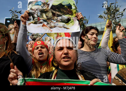 Beirut, Libano. Undicesimo Mar, 2018. Donne curde gridare slogan durante una dimostrazione contro i turchi in corso offensiva militare contro i curdi-held città siriana di Afrin nella parte anteriore delle Nazioni Unite Commissione Economica e Sociale per l'Asia Occidentale (ESCWA) sede a Beirut, Libano, 11 marzo 2018. Credito: Marwan Naamani/dpa/Alamy Live News Foto Stock