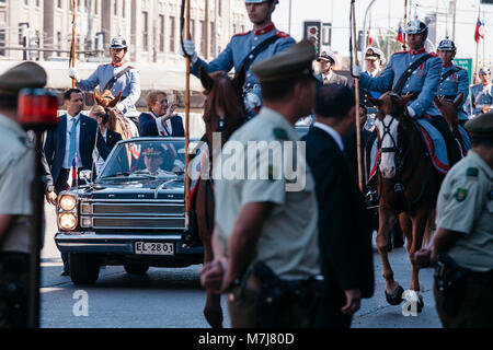 Valparaiso, in Cile. 11 Marzo 2018: Presidente Michelle Bachelet arriva al Congresso Nazionale nel tradizionale Ford Galaxy per la modifica del comando del nuovo governo di Sebastian Pinera Credito: Luis Sandoval Mandujano/Alamy Live News Foto Stock