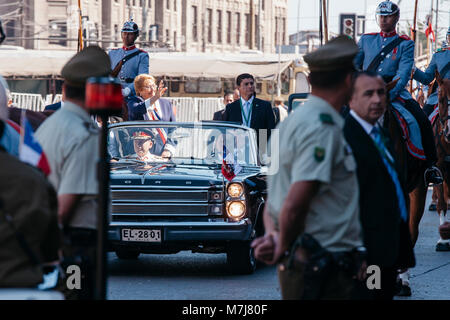 Valparaiso, in Cile. 11 Marzo 2018: Presidente Michelle Bachelet arriva al Congresso Nazionale nel tradizionale Ford Galaxy per la modifica del comando del nuovo governo di Sebastian Pinera Credito: Luis Sandoval Mandujano/Alamy Live News Foto Stock