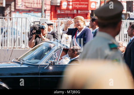 Valparaiso, in Cile. 11 Marzo 2018: Presidente Michelle Bachelet arriva al Congresso Nazionale nel tradizionale Ford Galaxy per la modifica del comando del nuovo governo di Sebastian Pinera Credito: Luis Sandoval Mandujano/Alamy Live News Foto Stock