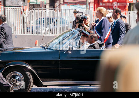 Valparaiso, in Cile. 11 Marzo 2018: Presidente Michelle Bachelet arriva al Congresso Nazionale nel tradizionale Ford Galaxy per la modifica del comando del nuovo governo di Sebastian Pinera Credito: Luis Sandoval Mandujano/Alamy Live News Foto Stock