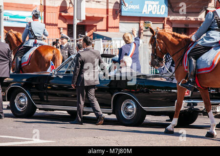 Valparaiso, in Cile. 11 Marzo 2018: Presidente Michelle Bachelet arriva al Congresso Nazionale nel tradizionale Ford Galaxy per la modifica del comando del nuovo governo di Sebastian Pinera Credito: Luis Sandoval Mandujano/Alamy Live News Foto Stock