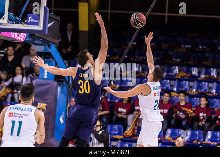 Barcellona, Spagna - 11 Marzo: Jaycee Carroll, #20 del Real Madrid compete con Victor Claver, #30 del FC Barcelona Lassa durante la Liga Endesa - ACB match tra FC Barcelona e Lassa Real Madrid al Palau Blaugrana il 11 marzo 2018 a Barcellona, Spagna. Foto: Javier Borrego / AFP7 Foto Stock