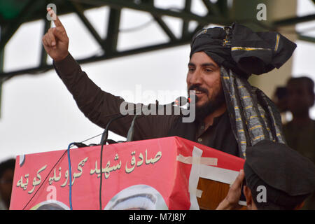 Quetta, Pakistan. 11 marzo, 2018. Capo di Pashtun Tahafuz Circolazione Il Sig. Manzoor Pashteen rivolgendosi al pubblico nella raccolta di Quetta, durante la campagna di Pashtun lunga marcia in Pakistan. Lunga campagna di marzo ha iniziato prima di un mese per la protezione del popolo pashtun in Pakistan. Credit: Din Muhammad Watanpaal/Alamy Live News Foto Stock