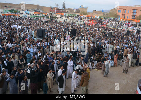 Quetta, Pakistan. 11 marzo, 2018. Un gran numero di persone partecipano alla raccolta pubblica di Pashtun Tahafuz circolazione a Quetta, durante la campagna di Pashtun lunga marcia in Pakistan. Lunga campagna di marzo ha iniziato prima di un mese per la protezione del popolo pashtun in Pakistan. Credit: Din Muhammad Watanpaal/Alamy Live News Foto Stock