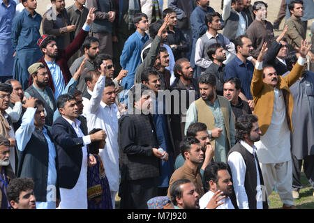 Quetta, Pakistan. 11 marzo 2018. La gente ha slogan durante la raccolta pubblica di Pashtun Tahafuz il movimento durante la campagna di Pashtun lunga marcia in Pakistan. Lunga campagna di marzo ha iniziato prima di un mese per la protezione del popolo pashtun in Pakistan. Credit: Din Muhammad Watanpaal/Alamy Live News Foto Stock