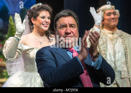 New York, Stati Uniti d'America, 11 Mar 2018. New York City Opera il regista Michael Capasso applaude di fronte Cinderella (mezzo-soprano Leyla Martinucci) e Don Ramiro, principe di Salerno (tenore Heejae Kim) alla fine di una performance di Gioachino Rossini La Cenerentola al teatro della Basilica di San Pietro in New York City, foto di Enrique Shore Credit: Enrique Shore/Alamy Live News Foto Stock