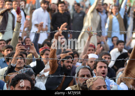 Quetta, Pakistan. 11 marzo 2018. La gente ha slogan durante la raccolta pubblica di Pashtun Tahafuz il movimento durante la campagna di Pashtun lunga marcia in Pakistan. Lunga campagna di marzo ha iniziato prima di un mese per la protezione del popolo pashtun in Pakistan. Credit: Din Muhammad Watanpaal/Alamy Live News Foto Stock