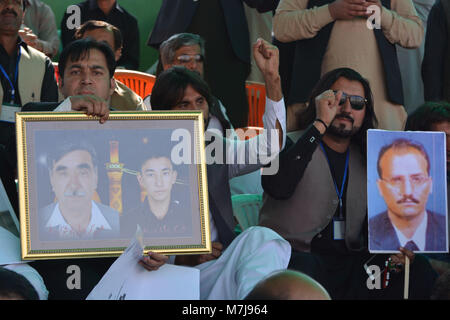 Quetta, Pakistan. 11 marzo, 2018. Avvocato prendendo un poster durante la raccolta pubblica di Pashtun Tahafuz il movimento durante la campagna di Pashtun lunga marcia in Pakistan. Lunga campagna di marzo ha iniziato prima di un mese per la protezione del popolo pashtun in Pakistan. Credit: Din Muhammad Watanpaal/Alamy Live News Foto Stock