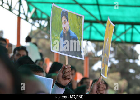 Quetta, Pakistan. 11 marzo, 2018. Avvocato prendendo un poster durante la raccolta pubblica di Pashtun Tahafuz il movimento durante la campagna di Pashtun lunga marcia in Pakistan. Lunga campagna di marzo ha iniziato prima di un mese per la protezione del popolo pashtun in Pakistan. Credit: Din Muhammad Watanpaal/Alamy Live News Foto Stock