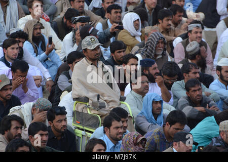 Quetta, Pakistan. 11 marzo 2018. Una persona con disabilità che partecipano nella raccolta pubblica di Pashtun Tahafuz il movimento durante la campagna di Pashtun lunga marcia in Pakistan. Lunga campagna di marzo ha iniziato prima di un mese per la protezione del popolo pashtun in Pakistan. Credit: Din Muhammad Watanpaal/Alamy Live News Foto Stock