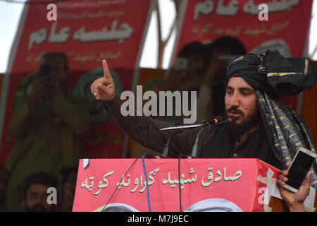 QUETTA, Pakistan. Marzo 11-2018: il capo di Pashtun Tahafuz Circolazione Il Sig. Manzoor Pashteen rivolgendosi al pubblico nella raccolta di Quetta, durante la campagna di Pashtun lunga marcia in Pakistan. Lunga campagna di marzo ha iniziato prima di un mese per la protezione del popolo pashtun in Pakistan. Foto Stock