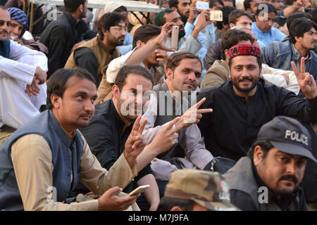 QUETTA, Pakistan. Marzo 11-2018: le persone che assumono una vittoria nella raccolta pubblica di Pashtun Tahafuz circolazione a Quetta, durante la campagna di Pashtun lunga marcia in Pakistan. Lunga campagna di marzo ha iniziato prima di un mese per la protezione del popolo pashtun in Pakistan. Foto Stock