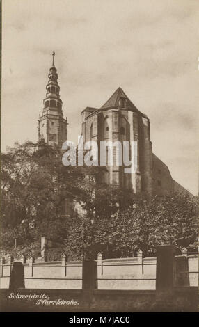 Una cartolina che mostra la Pfarrkirche (chiesa parrocchiale) a Schweidnitz, Schlesien, una chiesa storica situata nell'attuale Polonia. L'immagine cattura l'architettura e il significato culturale della regione. Foto Stock