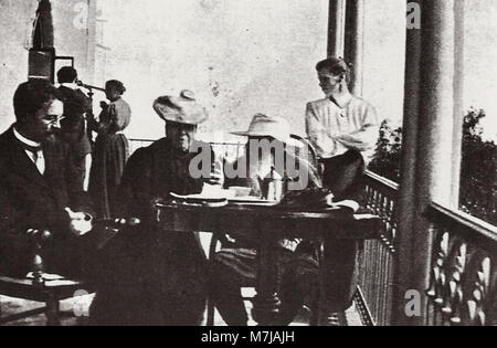 Sergenko, Petr Alekseevič - Tolstoj und Čechov auf der Dača von Panina (1) (Zeno fotografie) Foto Stock