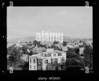 Questa fotografia mostra una vista dal tetto del Semiramis Hotel al Cairo, che mostra il paesaggio urbano con le colline di Mokattam sullo sfondo. L'immagine riflette la grandezza del Cairo e dei suoi dintorni. Foto Stock