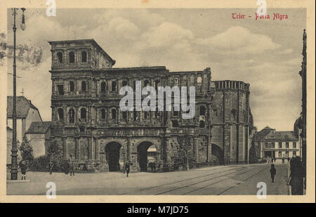 Una cartolina storica raffigurante la porta Nigra, una porta romana ben conservata a Treviri, Germania, che mostra il suo significato architettonico. Foto Stock