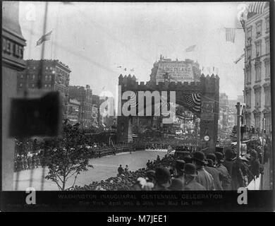 Questa fotografia mostra il 23rd Street Arch a New York City, costruito per la celebrazione inaugurale del Centenario dell'inaugurazione di George Washington. L'evento si è svolto tra aprile e maggio del 1889. Foto Stock