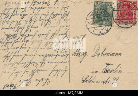 Questa cartolina storica raffigura il porto di Wolgast, Meclemburgo-Vorpommern, con un ponte sull'acqua. La scena mette in evidenza l'architettura industriale e marittima della zona, mostrando un porto affollato e l'iconica struttura a ponte. Foto Stock