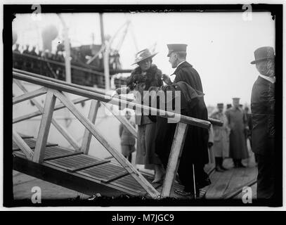 BARNET, George, MAJ. GEN. Comandante, U.S.M.C. Con MRS. BARNET IMBARCO 'MAYFLOWER' LCCN2016867701 Foto Stock