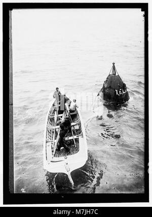 COAST GUARD BUREAU del Dipartimento del Tesoro. La manutenzione di coltello una boa LCCN2016866471 Foto Stock