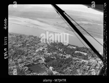 Vista aerea dell'Egitto meridionale da Tebe al confine meridionale, mostrando la città più recente di Edfu, il fiume Nilo e i campi circostanti. Foto Stock