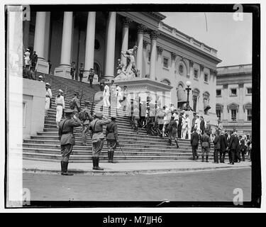 Il funerale di Warren G. Harding, il 29° presidente degli Stati Uniti, è documentato sotto LOC npcc.09112. Questa immagine storica cattura l'evento solenne, che riflette il lutto nazionale e il significato storico della morte e dei funerali di Harding nella storia americana. Foto Stock