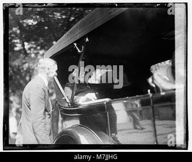 Una fotografia del funerale del presidente Warren G. Harding, che cattura il triste evento all'inizio del XX secolo con i lutti che rendono omaggio in un momento storico americano. Foto Stock