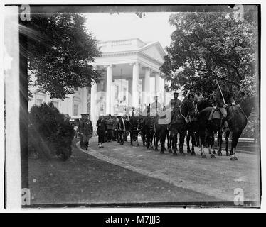 Una fotografia che cattura il funerale del presidente Warren G. Harding, segnando un momento significativo nella storia americana dei primi anni del XX secolo. Foto Stock