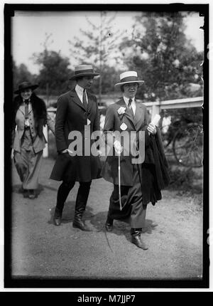 Fotografia di Miss Mildred Grebb e Miss Helen Buchanan ad una mostra ippica, che mostra la loro partecipazione ad eventi equestri. Foto Stock