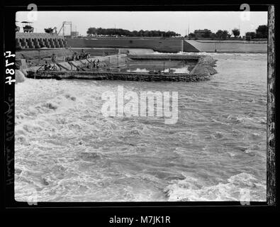 L'Iraq. Hindiyah Barrage. A circa 48 miglia a S.E. di Baghdad. Sotto la diga cercando in tutta l'acqua matpc LOC.16184 Foto Stock