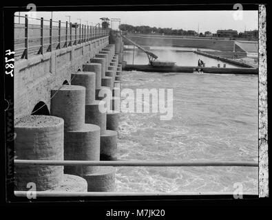 L'Iraq. Hindiyah Barrage. A circa 48 miglia a S.E. di Bagdad cercando lungo la diga sul fiume matpc LOC.16182 Foto Stock