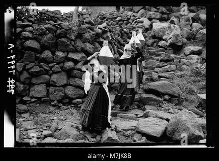 Jebel el-Drusi & Hauran. Ghureye. I Drusi le donne che trasportano acqua matpc LOC.17243 Foto Stock