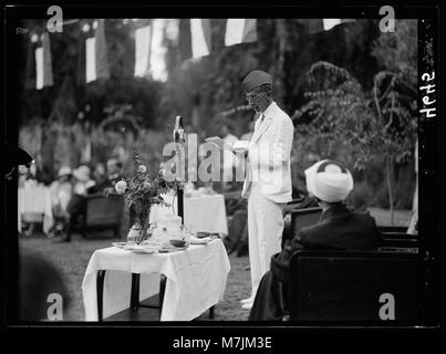 L'Iraq. (Mesopotamia). Celebrazione dell'Iraq diventando membro della lega delle nazioni, 6 ott. 1932. Baghdad. Close up di Sua Maestà. Broadcasting il suo discorso matpc LOC.16055 Foto Stock