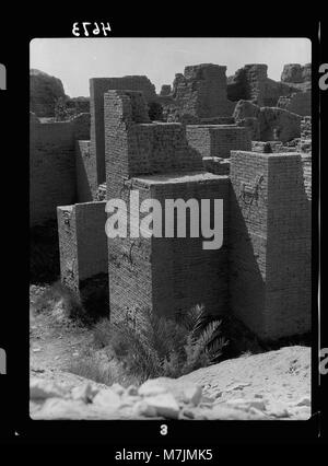 Viste delle antiche rovine di Babilonia in Iraq, tra cui la famosa porta di Ishtar, che presenta immagini in rilievo di animali sulle sue pareti in mattoni, che riflettono il suo significato storico e culturale. Foto Stock