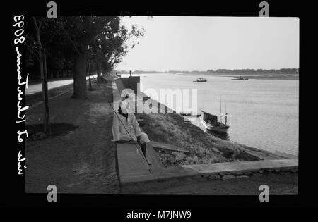 Una fotografia panoramica delle rive del Nilo Azzurro a Khartoum, Sudan. L'immagine cattura il fiume che scorre a valle, mostrando la bellezza naturale e il significato del Nilo nella geografia del Sudan. Foto Stock
