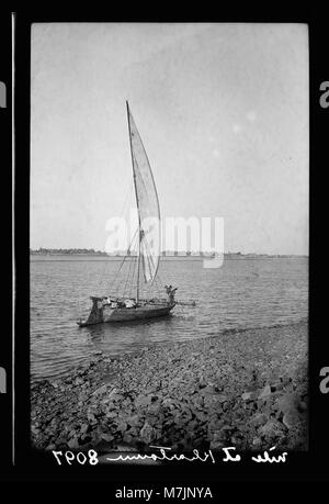 Una scena da Khartoum, Sudan, che mostra le rive del Nilo Azzurro, con la bellezza naturale del fiume e l'ambiente circostante. Foto Stock