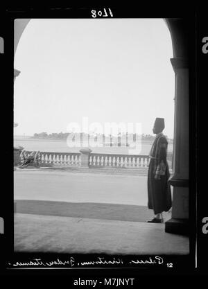 Questa fotografia mostra una vista dall'ingresso di un palazzo a Khartoum, Sudan, che si affaccia sul fiume. Cattura l'architettura del palazzo e il paesaggio naturale circostante della zona. Foto Stock